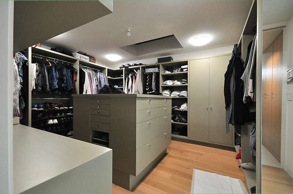9789 closet 1