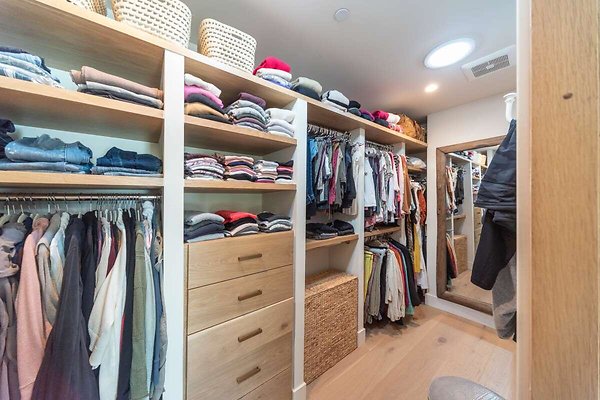 13917 closet 1