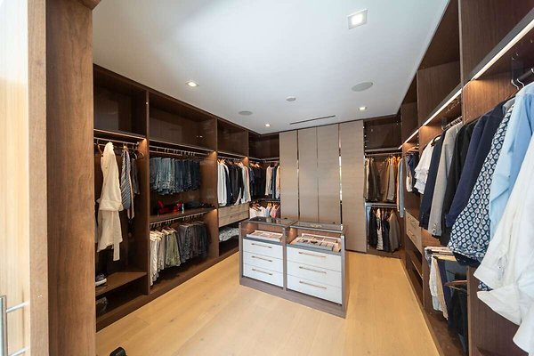 13847 closet 1
