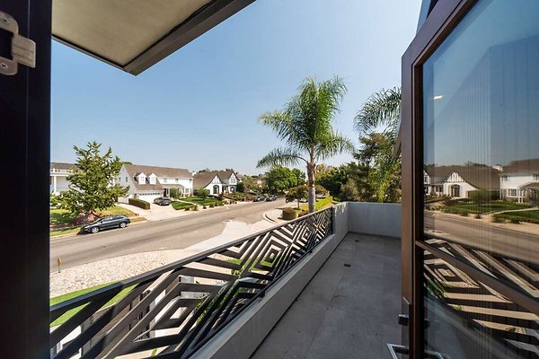 13847 balcony 6