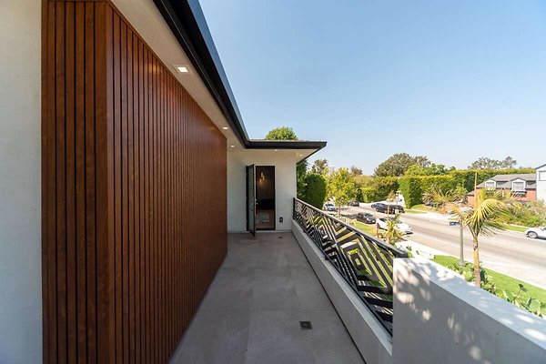 13847 balcony 7