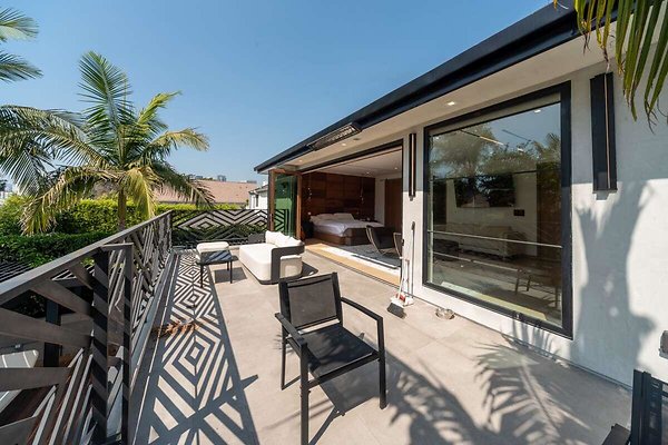 13847 balcony 4