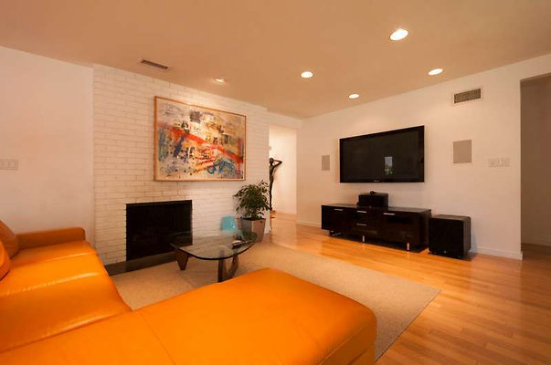 10546 living 8