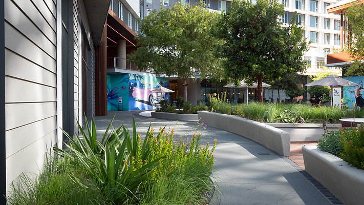 WestEdge-Courtyard-087