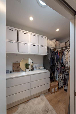 11683 closet 1
