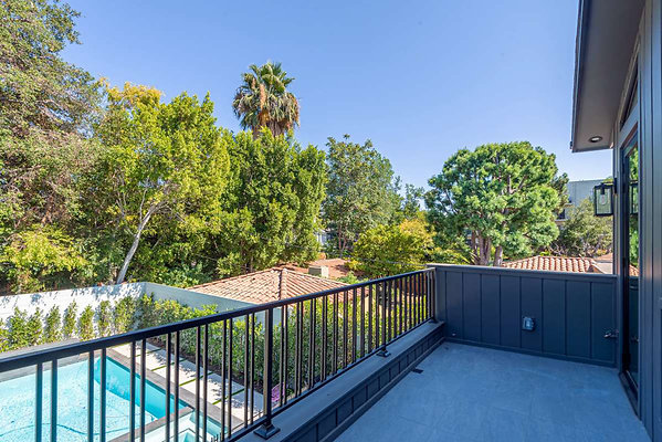 13197 balcony 4