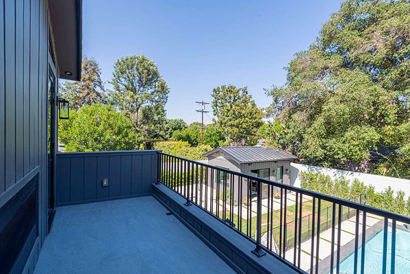13197 balcony 3