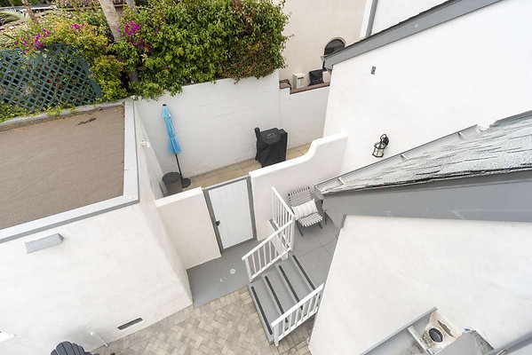 13654 balcony 8