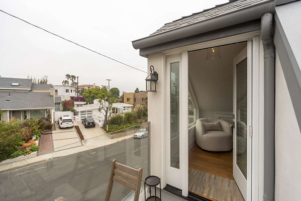 13654 balcony 2