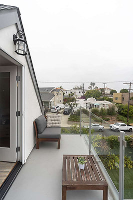 13654 balcony 7