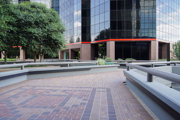 WarnerCenter-Tower2-Plaza00