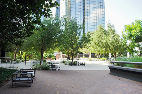 WarnerCenter-Tower2-Plaza02