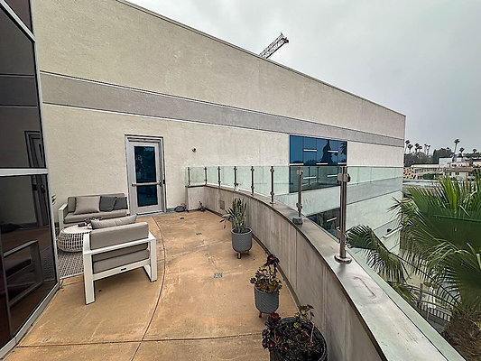 13736 balcony 2