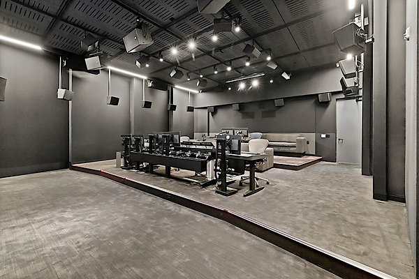 13736 studio 70