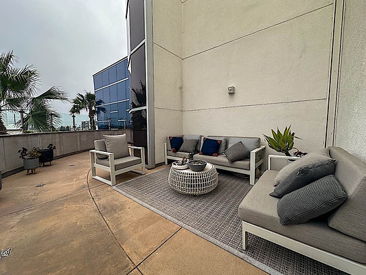 13736 balcony 3