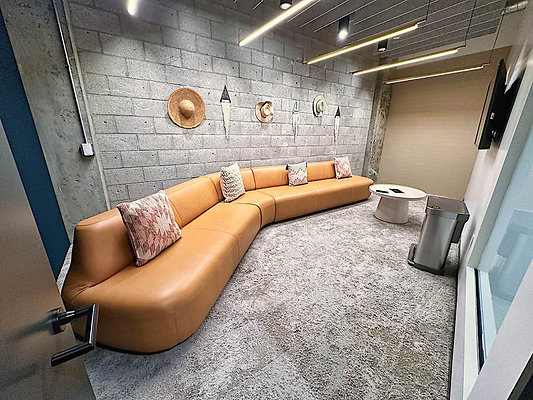 13736 studio 76