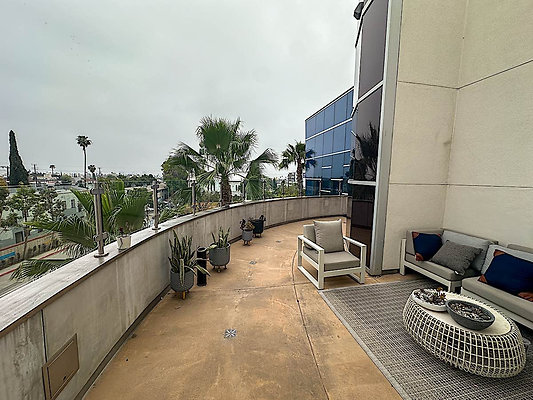 13736 balcony 1