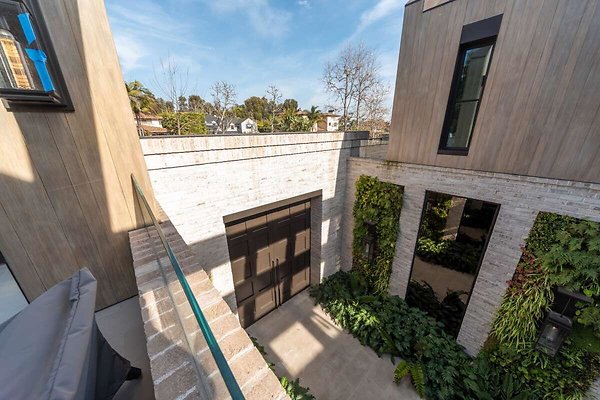 13992 balcony 5