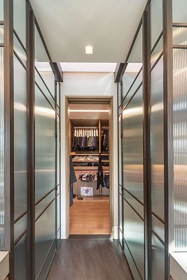 13992 closet 1