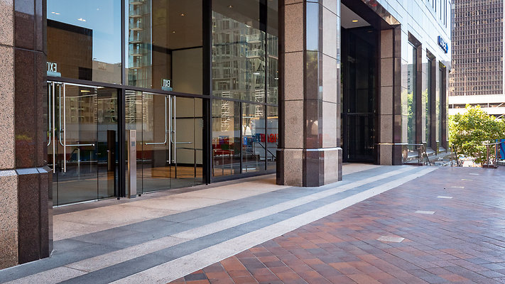 ErnstYoung ExteriorPlaza-34-1