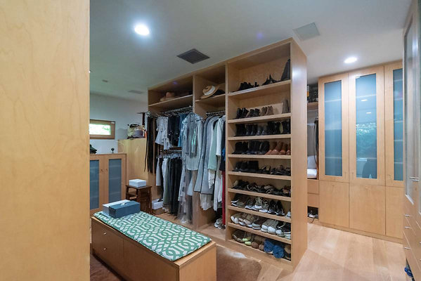 13000 closet 1