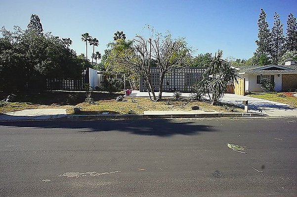 ELAHERE - 01947 West San Fernando Valley