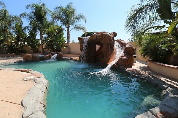 CapEquityNorthridgeHomeWithResortStyleYard12