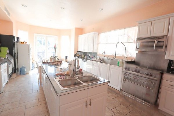 CapEquityNorthridgeHomeWithResortStyleYard34
