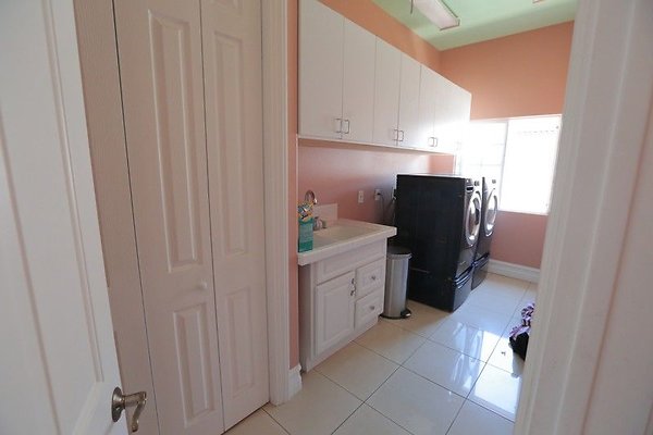 CapEquityNorthridgeHomeWithResortStyleYard67