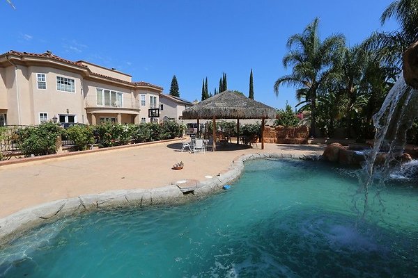 CapEquityNorthridgeHomeWithResortStyleYard15
