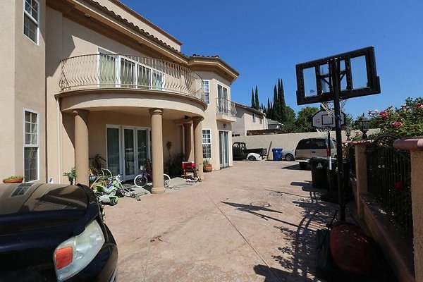 CapEquityNorthridgeHomeWithResortStyleYard25