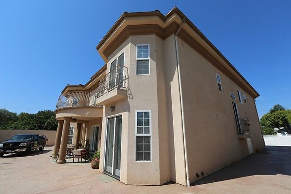 CapEquityNorthridgeHomeWithResortStyleYard30