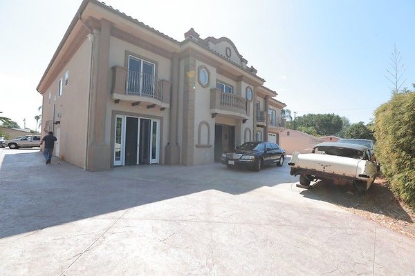 CapEquityNorthridgeHomeWithResortStyleYard88