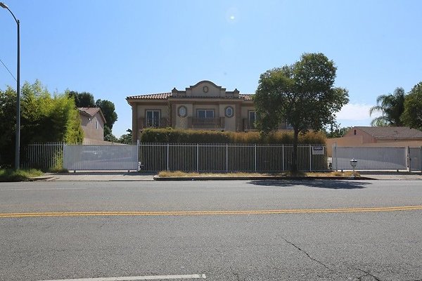 CapEquityNorthridgeHomeWithResortStyleYard2