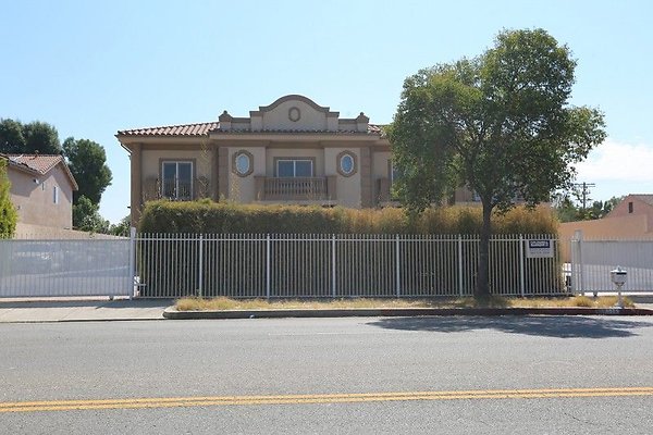 CapEquityNorthridgeHomeWithResortStyleYard3