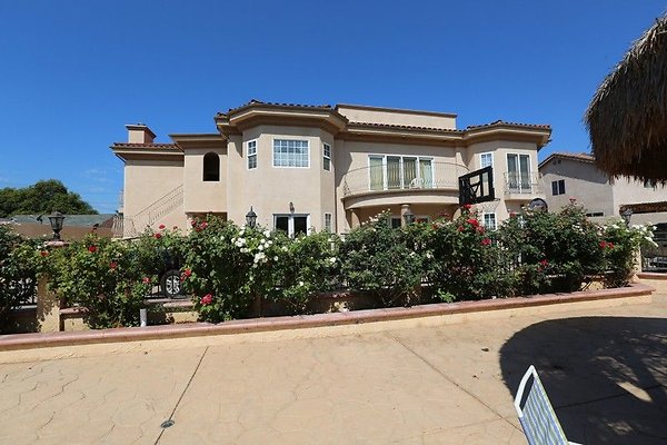 CapEquityNorthridgeHomeWithResortStyleYard22