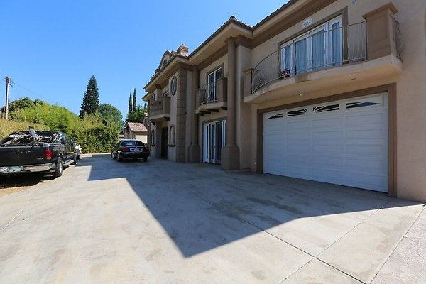 CapEquityNorthridgeHomeWithResortStyleYard5