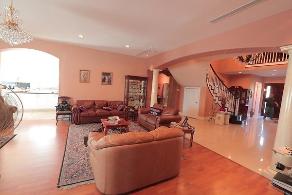 CapEquityNorthridgeHomeWithResortStyleYard50