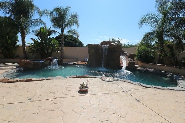 CapEquityNorthridgeHomeWithResortStyleYard11